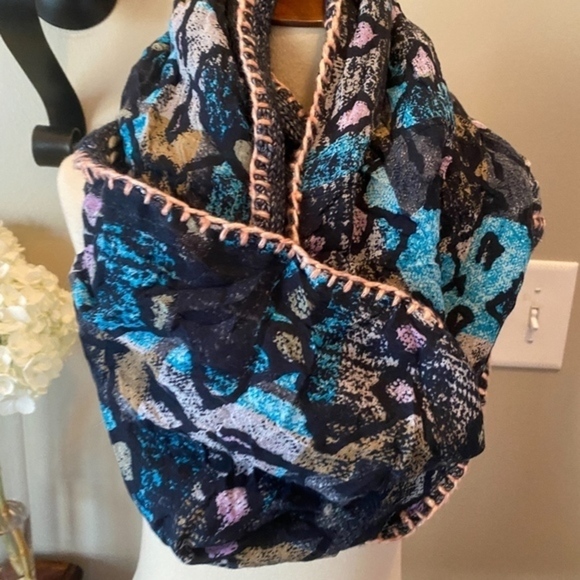 NWOT Anthropologie Reversible Blue Infinity Scarf - Picture 5 of 8